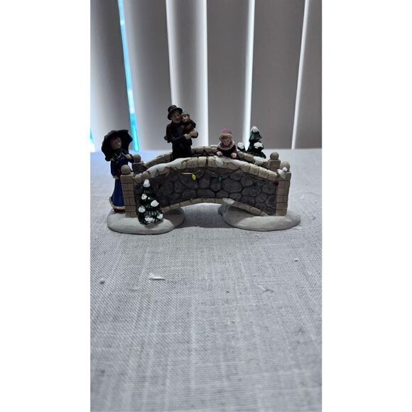 Holiday Time 2009 Traditional Vintage Collection Porcelain Family On Bridge - Picture 3 of 7